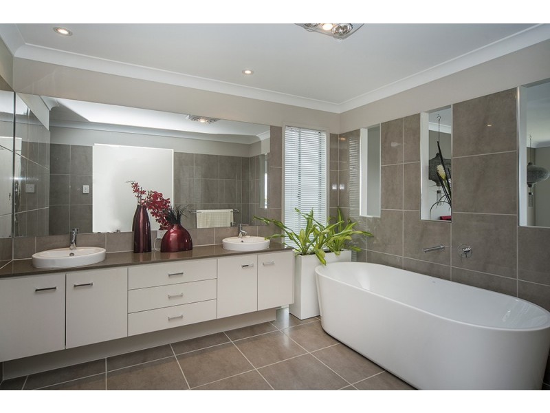 16 Onshore Place, Helensvale QLD 4212