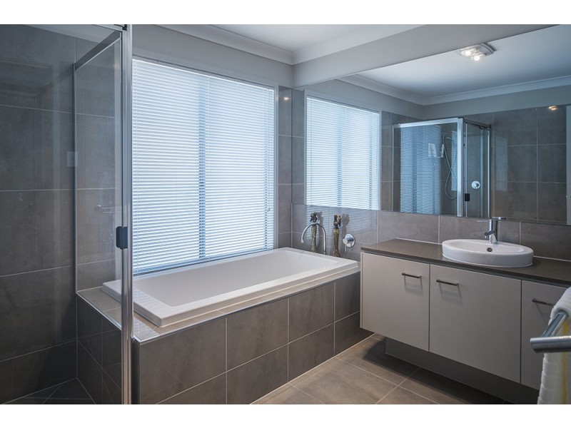 16 Onshore Place, Helensvale QLD 4212