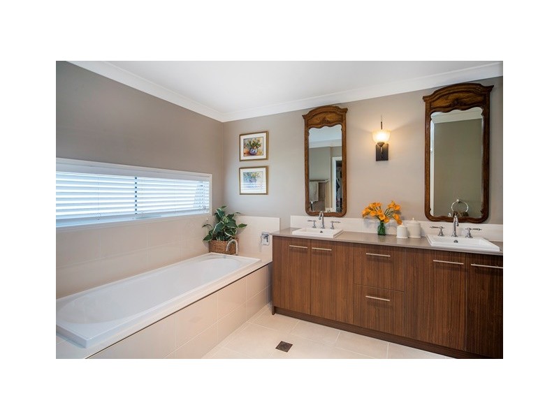 9135 Peter Senior Drive, Hope Island QLD 4212