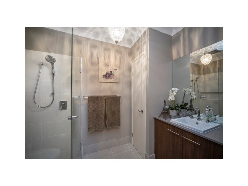 9135 Peter Senior Drive, Hope Island QLD 4212