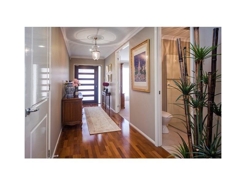 9135 Peter Senior Drive, Hope Island QLD 4212