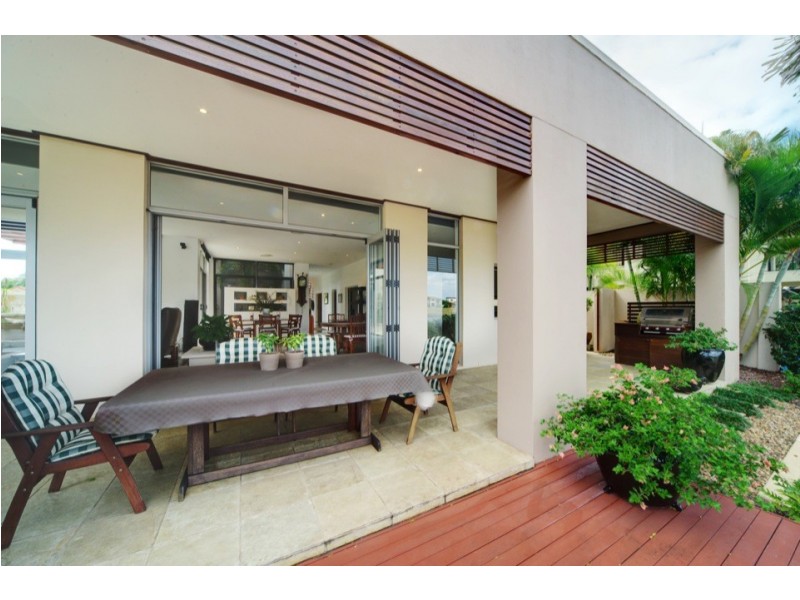 1671 Riverdale Drive, Hope Island QLD 4212