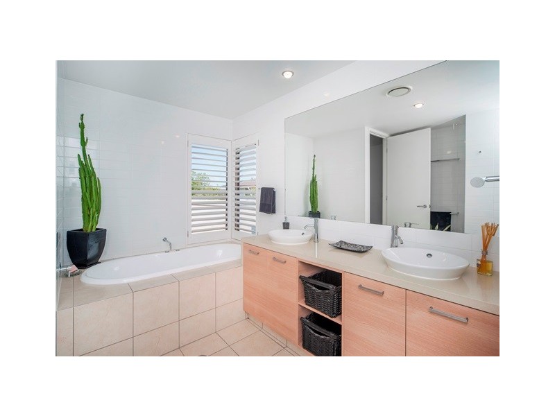 6034 Lucerne Cct, Hope Island QLD 4212