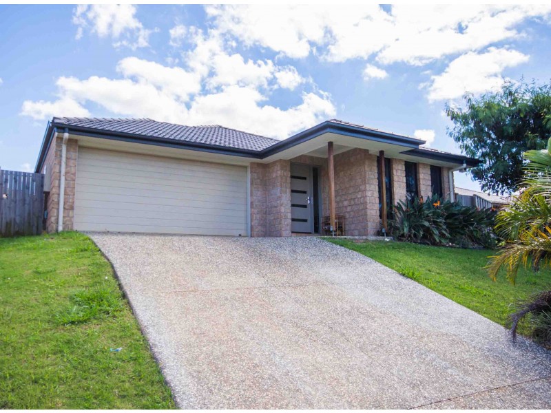 8 Hawkesbury Avenue, Pacific Pines QLD 4211