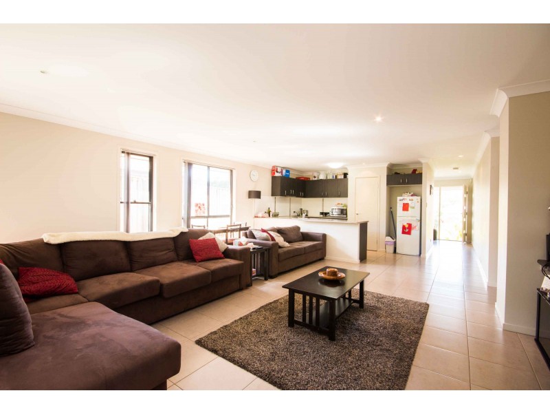 8 Hawkesbury Avenue, Pacific Pines QLD 4211