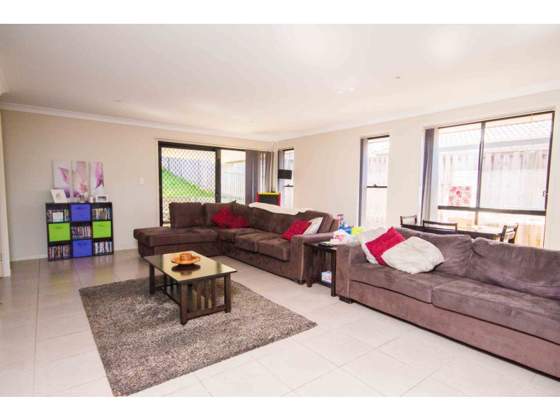 8 Hawkesbury Avenue, Pacific Pines QLD 4211