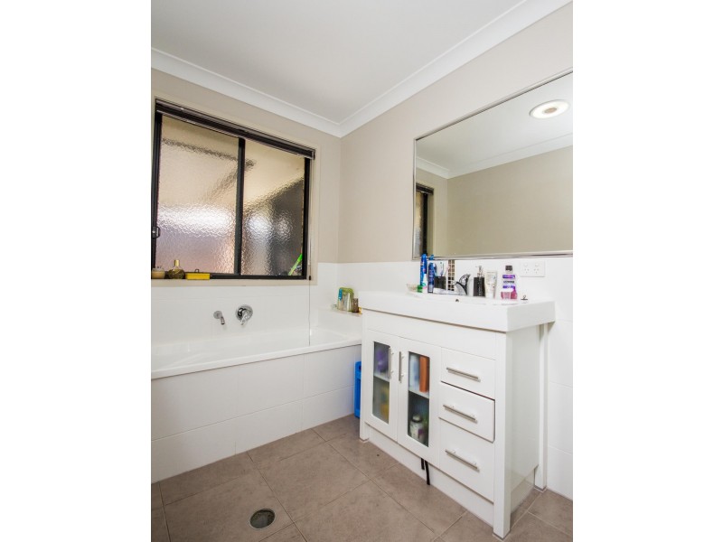 8 Hawkesbury Avenue, Pacific Pines QLD 4211