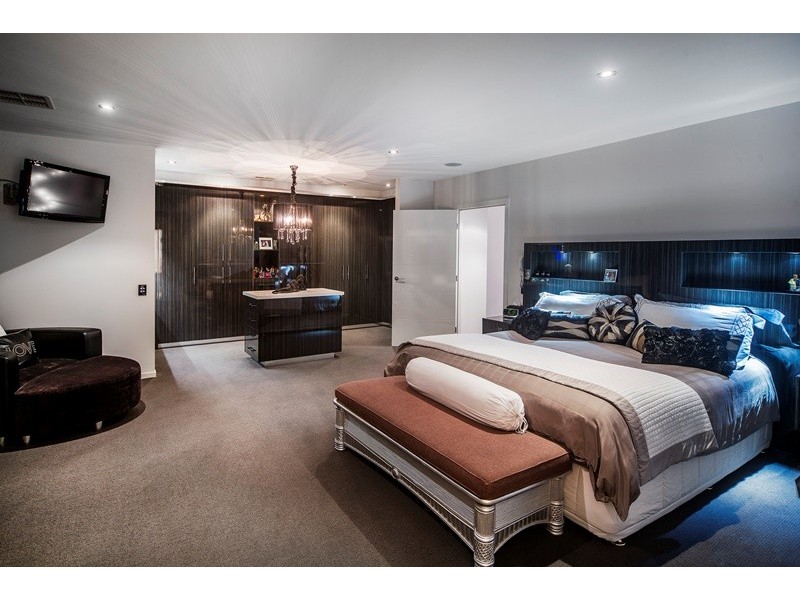 2307 Belmont Court East, Hope Island QLD 4212