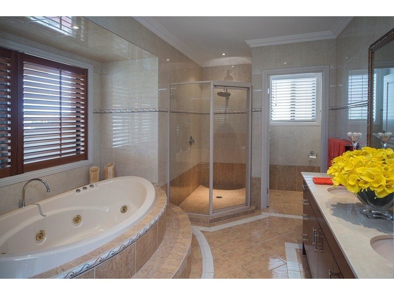 2318 Cressbrook Drive, Hope Island QLD 4212