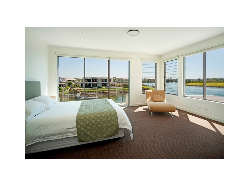 33 Ferrymans Court, Helensvale QLD 4212