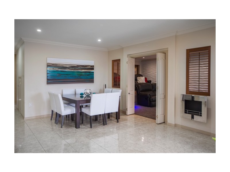 32 Calmwater Crescent, Helensvale QLD 4212
