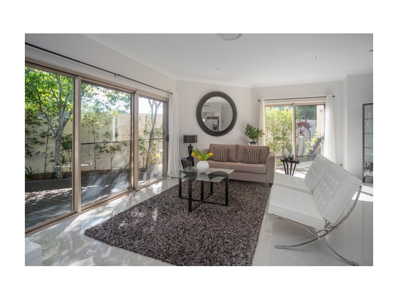 6001 The Lakes Drive, Hope Island QLD 4212