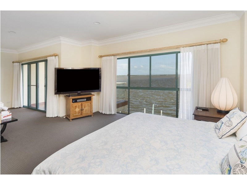 19 King Arthur Court, Sovereign Islands QLD 4216