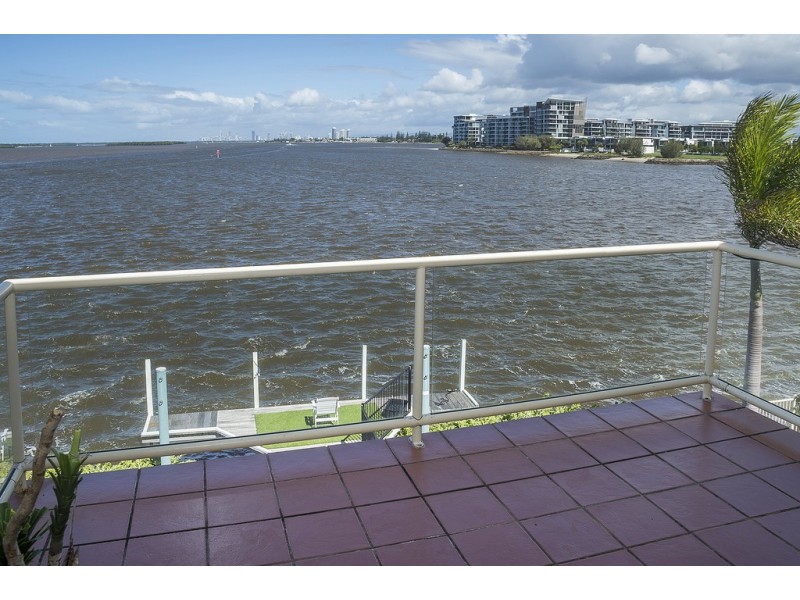 19 King Arthur Court, Sovereign Islands QLD 4216