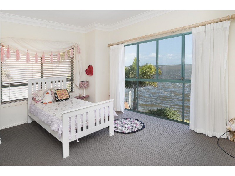 19 King Arthur Court, Sovereign Islands QLD 4216