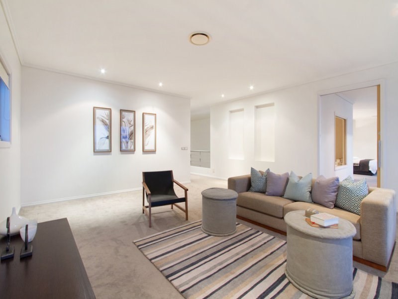 44 King Charles Dr, Sovereign Islands QLD 4216