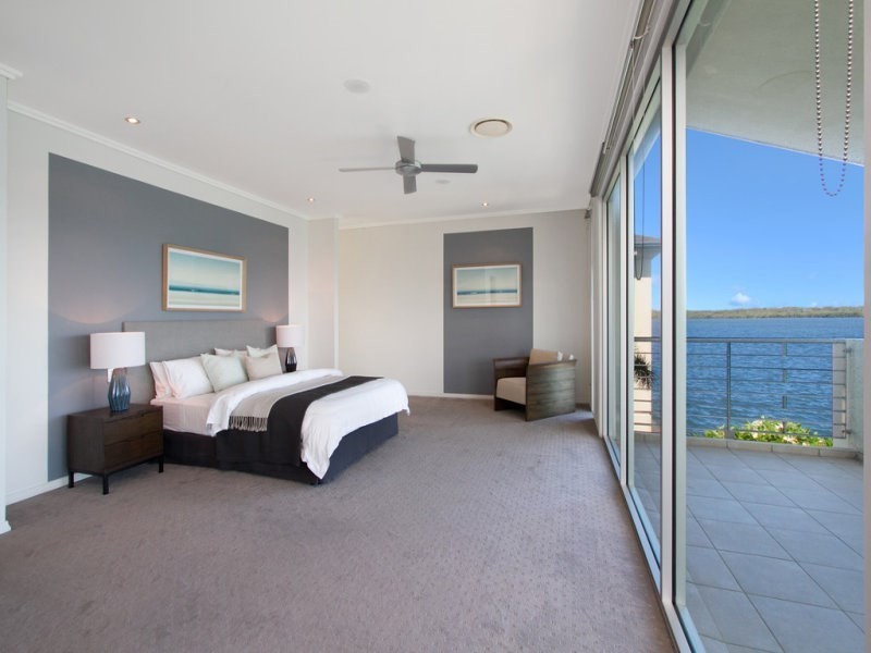 44 King Charles Dr, Sovereign Islands QLD 4216