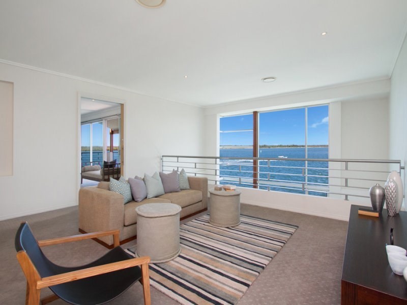 44 King Charles Dr, Sovereign Islands QLD 4216