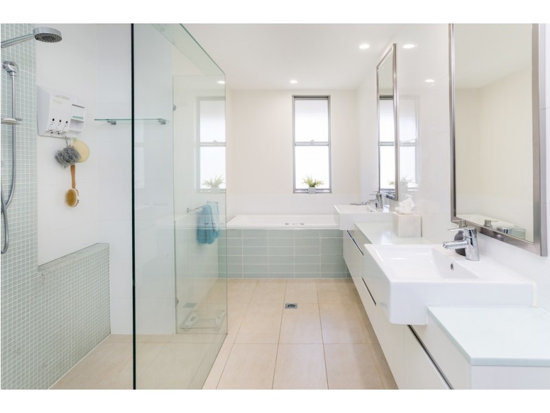 49 Harbour Rise, Hope Island QLD 4212