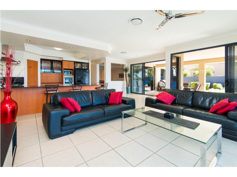 18 Calmwater Crescent, Helensvale QLD 4212