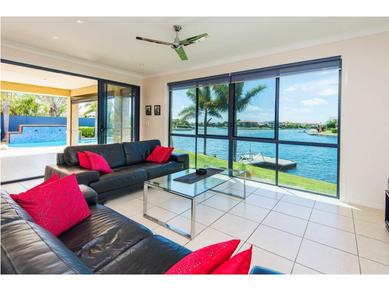 18 Calmwater Crescent, Helensvale QLD 4212