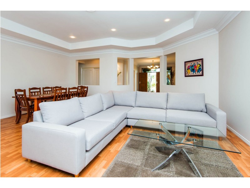 18 Calmwater Crescent, Helensvale QLD 4212