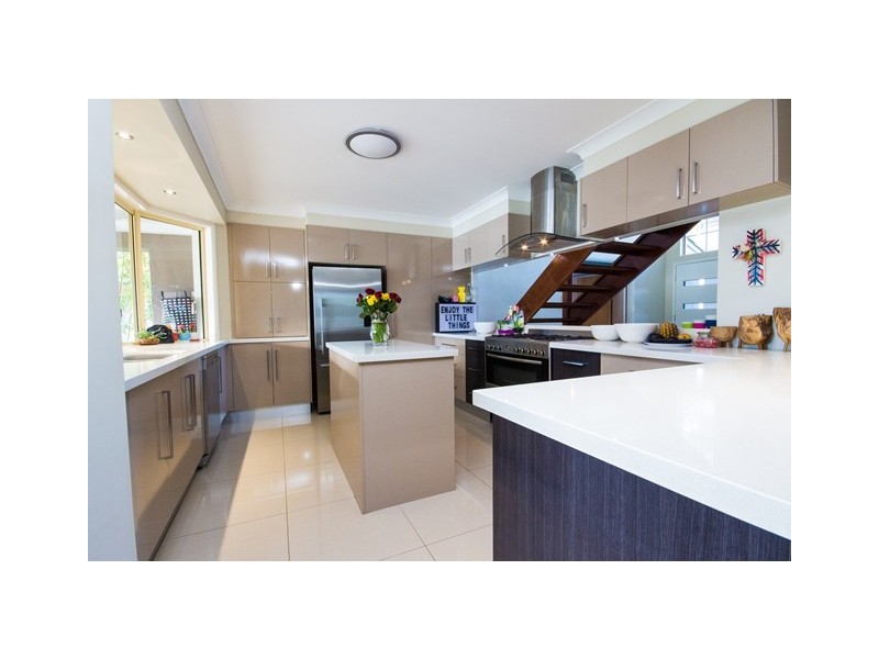 11 Oyster Cove Promenade, Helensvale QLD 4212