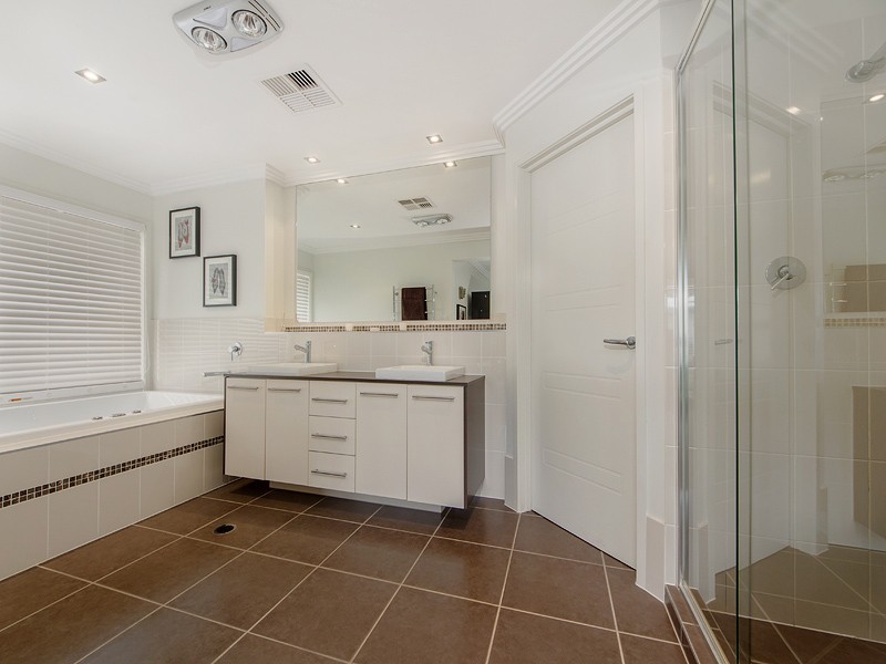5 Edgewater Place, Helensvale QLD 4212
