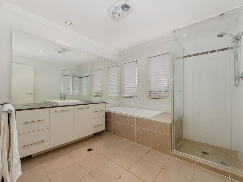 5 Edgewater Place, Helensvale QLD 4212