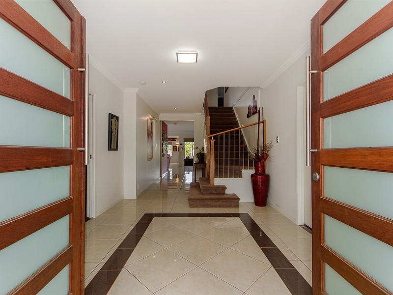 5 Edgewater Place, Helensvale QLD 4212
