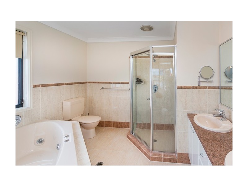 24 The Peninsula, Helensvale QLD 4212