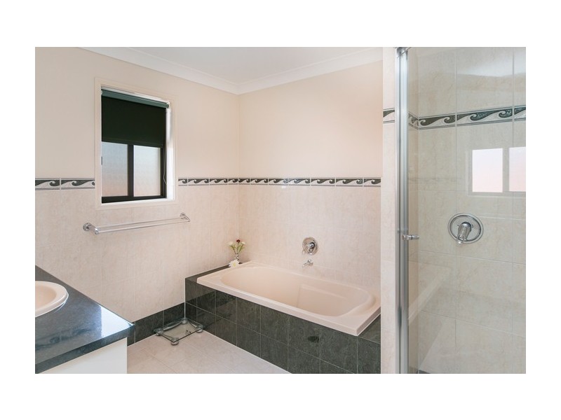24 The Peninsula, Helensvale QLD 4212