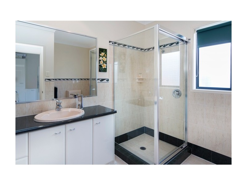 24 The Peninsula, Helensvale QLD 4212