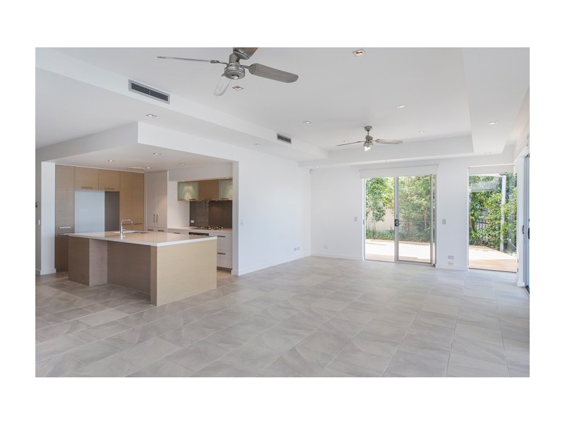 6082 Lugano Drive, Hope Island QLD 4212