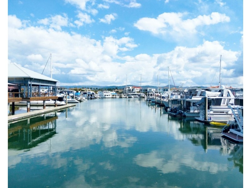 35 Sickle Avenue, Hope Island QLD 4212