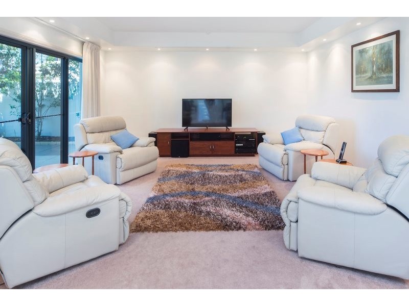 2330 Cressbrook Drive, Hope Island QLD 4212