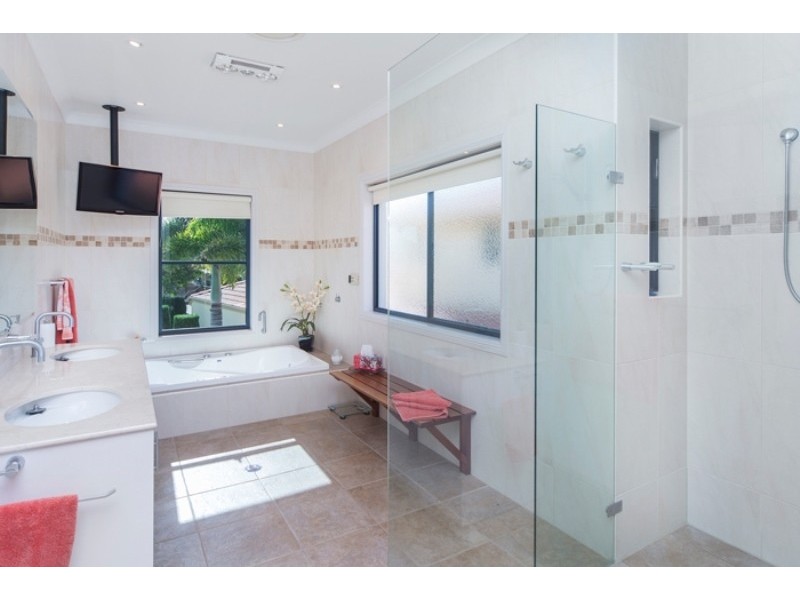 2330 Cressbrook Drive, Hope Island QLD 4212