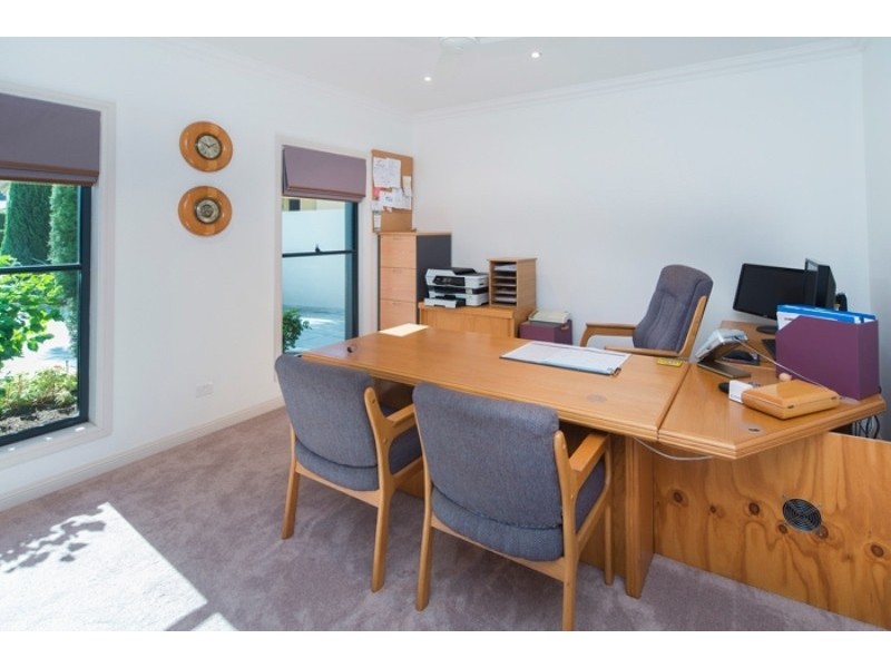 2330 Cressbrook Drive, Hope Island QLD 4212