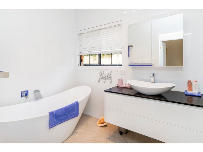 3298 Palladian Drive, Hope Island QLD 4212