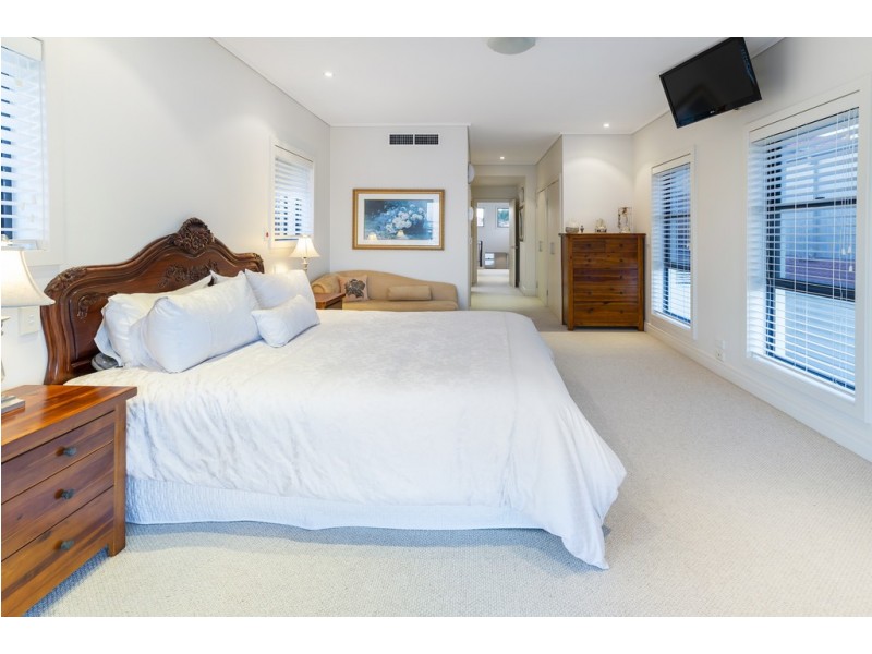 1513 Rosebank Way West, Hope Island QLD 4212