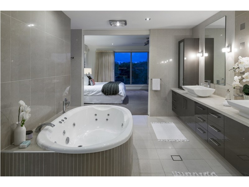 2342 Cressbrook Drive, Hope Island QLD 4212