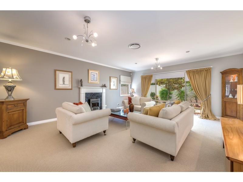 1678 Riverdale Drive, Hope Island QLD 4212