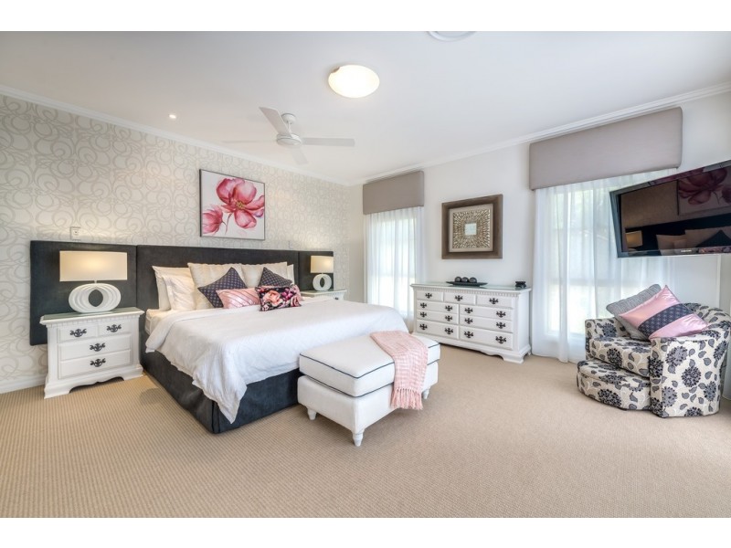 1678 Riverdale Drive, Hope Island QLD 4212