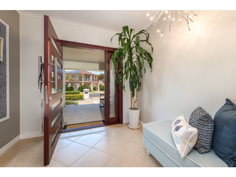 1678 Riverdale Drive, Hope Island QLD 4212