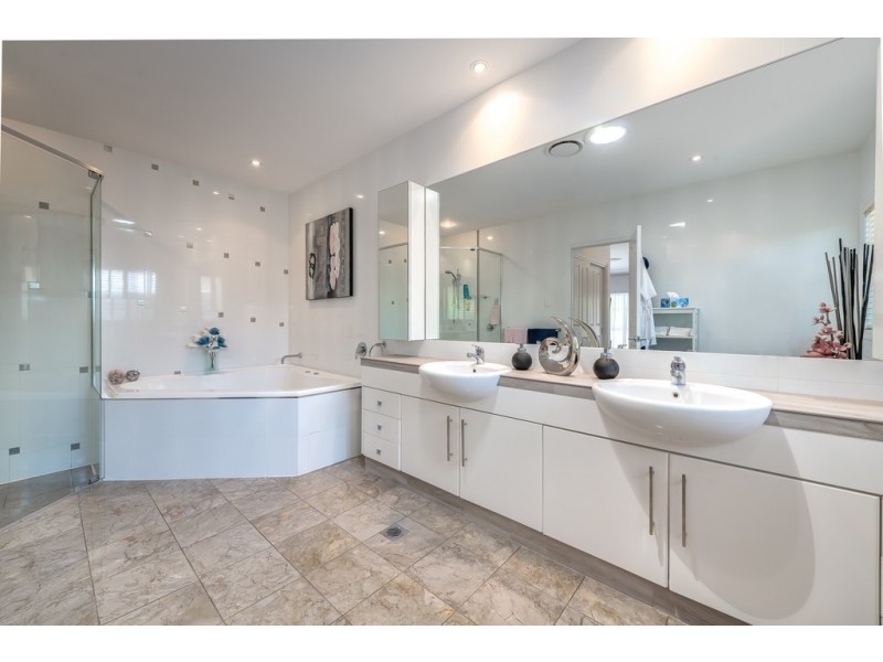 1678 Riverdale Drive, Hope Island QLD 4212