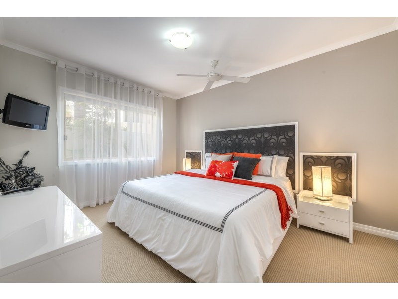 1678 Riverdale Drive, Hope Island QLD 4212