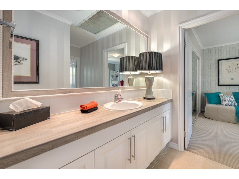 1678 Riverdale Drive, Hope Island QLD 4212