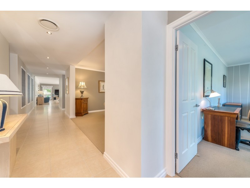 1678 Riverdale Drive, Hope Island QLD 4212