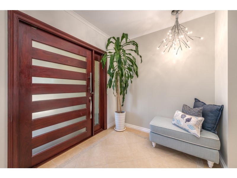 1678 Riverdale Drive, Hope Island QLD 4212