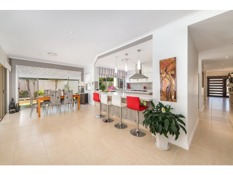 1678 Riverdale Drive, Hope Island QLD 4212